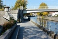 Promenade le long du quai Notre-Dame aÃâÃÂ Tournai en Belgique en automne. Pont des trous en perspective